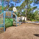Сasa de vacaciones Lovely Home In La Faute-Sur-Mer With Heated Swimming Pool