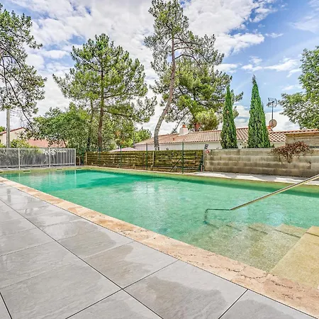 Сasa de vacaciones Lovely Home In La Faute-Sur-Mer With Heated Swimming Pool